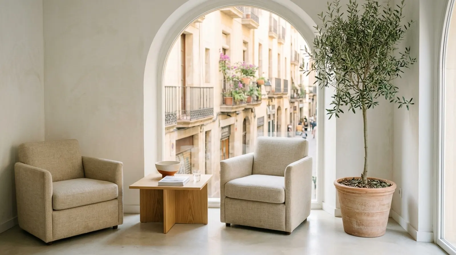 Sala de espera de una clínica con vistas a una calle española