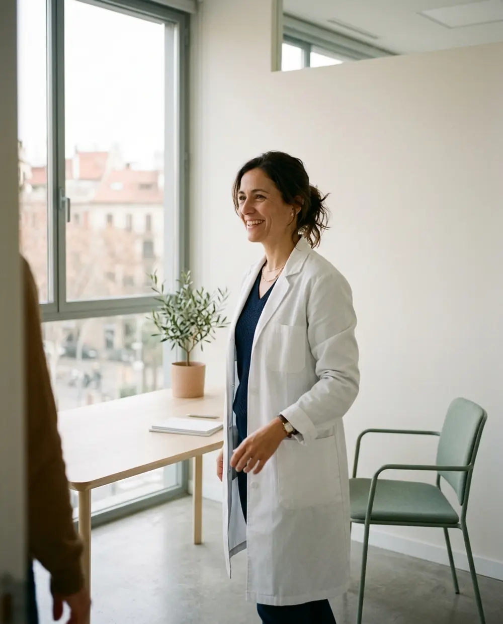 Una médica recibe a un paciente en su consulta
